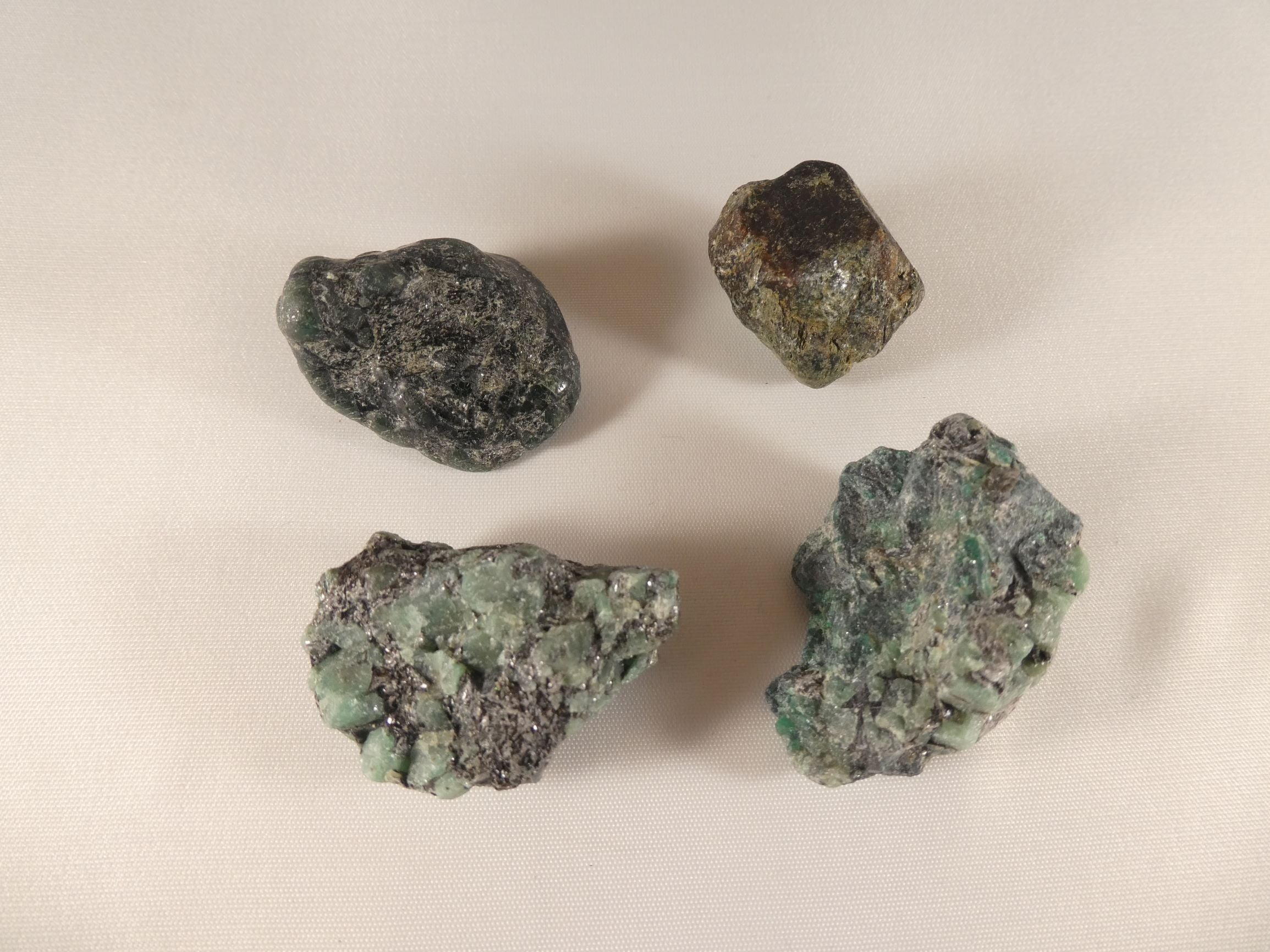 Saphir - Mineralstein in Matrix  Gr. S