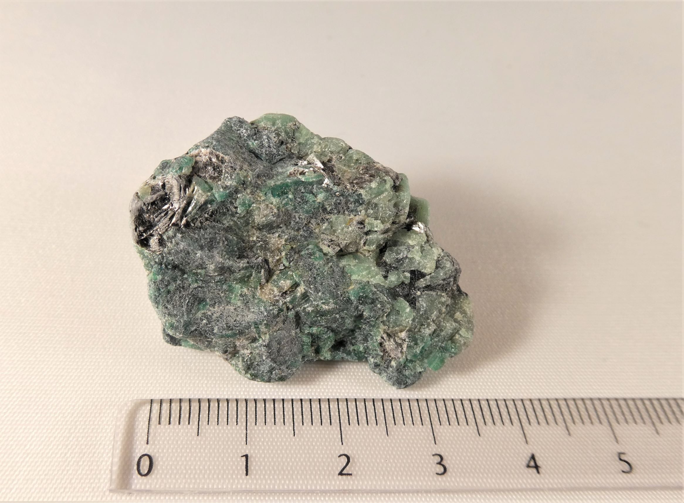 Saphir - Mineralstein in Matrix  Gr. S